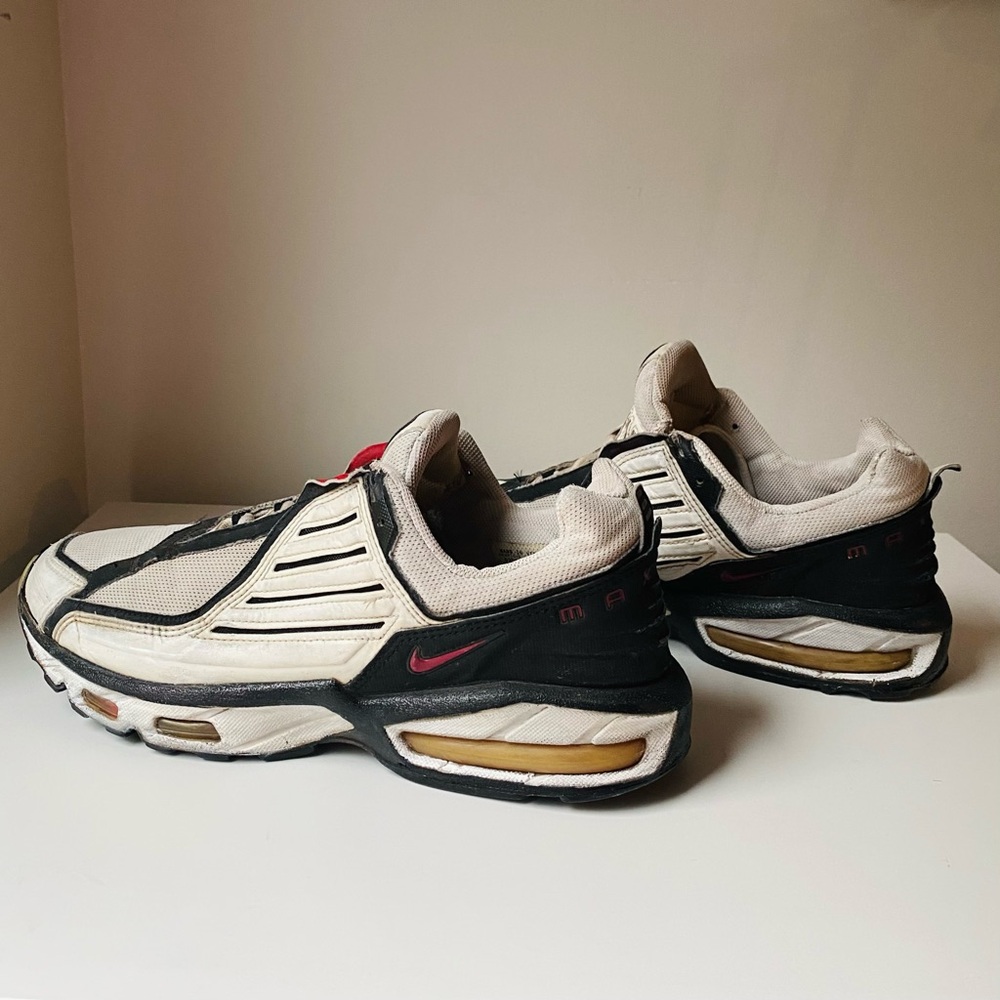 Vintage Nike Air Max 2002 Men’s White Black Running Shoes BRS 1000 Size US 12